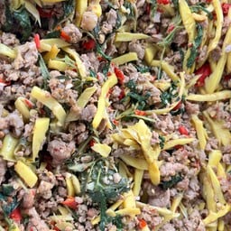 กะเพราไก่สับหน่อไม้ (กับข้าว)