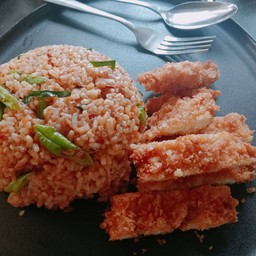 ข้าวผัดพริกแกงไก่ทอด