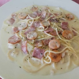 สปาเก็ตตี้ไวท์ครีมซอสไส้กรอกไก่และแฮม (ไซส์เล็ก)