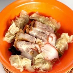 บะหมี่เกี๊ยว หมูแดง หมูกรอบ พิเศษเกี๊ยว