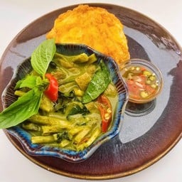 ข้าวแกงเขียวหวานเนื้อ ไข่เจียว
