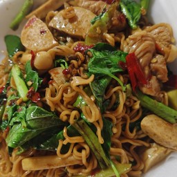 มาม่าผัดพริกเผาใบโหระพา