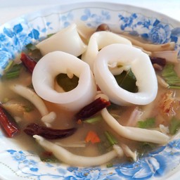 ต้มยำปลาหมึกน้ำใส