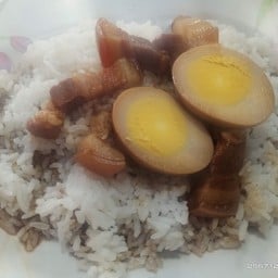 ข้าวราดไข่พะโล้ หมูสามชั้น