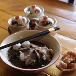 ก๋วยเตี๋ยวเรือ กระเพรา สเต็กเนื้อไทยวากิว  by ครัวอิ่ม มหาวิทยาลัยธรรมศาสตร์ รังสิต