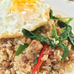 กระเพราหมูสับข้าวคลุก