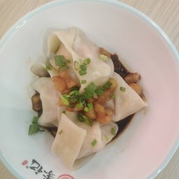 015 เกี๊ยวแห้งน้ำมันต้นหอมชิ้นใหญ่ซิกเนเจอร์ 招牌葱油干拌大馄饨