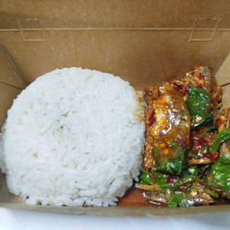 ปลากระป๋องผัดกะเพราพริกแห้ง