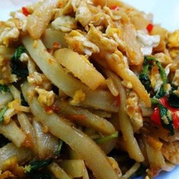 ข้าวหน้ากระเพราไข่ใส่หน่อไม้