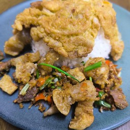 หมูกรอบคั่วพริกเกลือ ราดข้าว