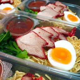 กะเพราฟรีไข่ดาว ยำรสเด็ด ข้าวหมูแดง ข้าวไก่ทอด