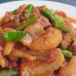 ผัดพริกแกงปลาดอลลี่