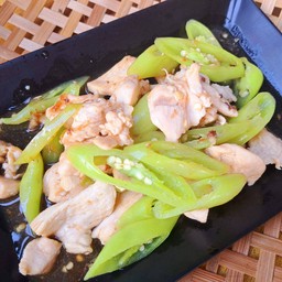 ไก่ผัดพริกหยวก