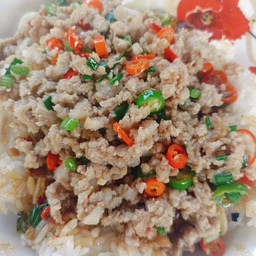 หมูสับคั่วพริกเกลือราดข้าว