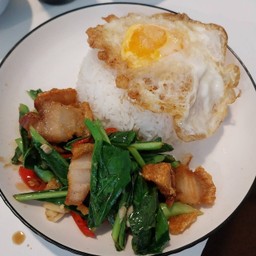 คะน้าหมูกรอบราดข้าว