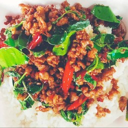 กระเพราหมูสับ ใบมะกรูด ราดข้าว