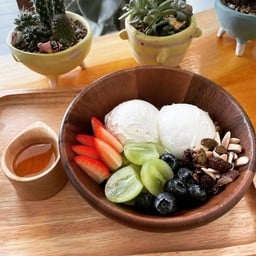 กรีกโยเกิร์ต 2 สกู๊ป และผลไม้ตามฤดูกาล