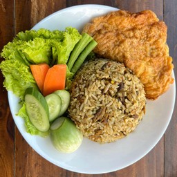 ข้าวผัดไตปลาแห้ง+ไข่เจียว พร้อมผักสด