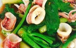 ข้าวคะน้าปลาหมึก