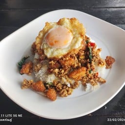 ข้าวกระเพราคั่วแห้งหมูสับกากหมูไข่ดาว