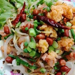 ยำแหนมข้าวทอดหนังหมู