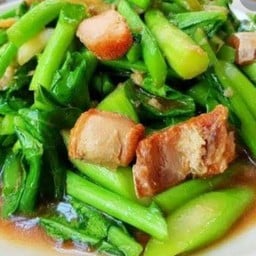 ข้าวราดผัดคะน้าหมูกรอบ