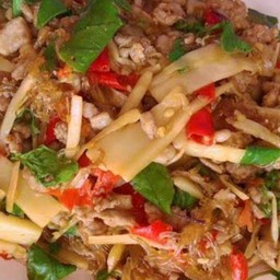 ข้าวหน้ากระเพราหมูสับหน่อไม้ดองใส่วุ้นเส้น
