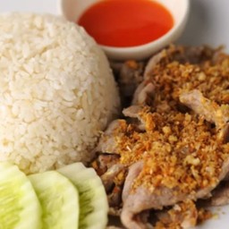 ข้าวหมูทอดราดกระเทียม