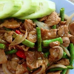 หมูผัดกะปิราดข้าว