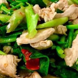 ผัดคะน้าใส่ไก่