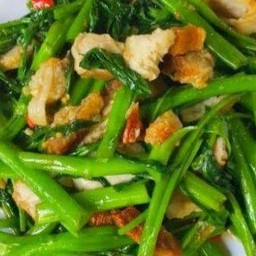 ผัดบุ้งหมูกรอบ