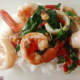 กระเพรารวมมิตรราดข้าว