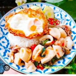 กะเพราปลาหมึกราดข้าว