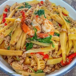 ผัดกระเพราใส่หน่อไม้ต้ม เป็นกับ (เลือกเนื้อสัตว์เองได้)