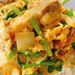 ผัดผงกระหรี่หมูกรอบ