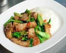 ผัดคะน้าราดข้าว