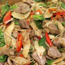 ข้าวราดกระเพราไก่ใส่หน่อไม้ดอง