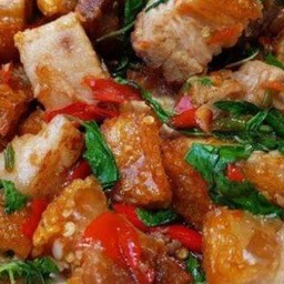 กระเพราหมูกรอบ