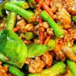 ข้าวราดผัดพริกแกงหมูสับ