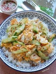 ข้าวแตงกวาผัดไข่ + หมูทอด