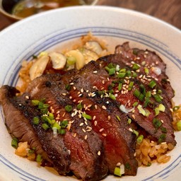 [เซตสุดฮิต] ข้าวผัดกระเทียมหน้าเนื้อย่าง + Pasta Chilli Bacon (เบคอนพริกแห้ง)