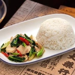 ผัดผักคะน้าไก่ราดข้าว