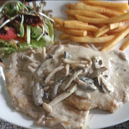 หมูแผ่นซอสครีมกอร์กอนโซล่าและเห็ด Pork Scaloppine gorgonzola