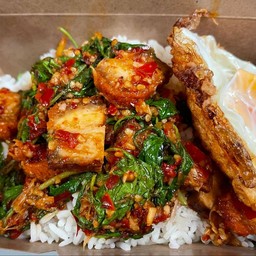 กระเพราหมูโคตรกรอบ ราดข้าว