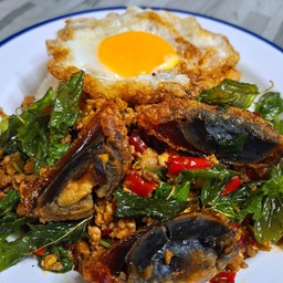 กะเพราหมูสับไข่เยี่ยวม้า+ไข่ดาว