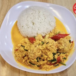 ผัดผงกะหรี่ไก่ราดข้าว