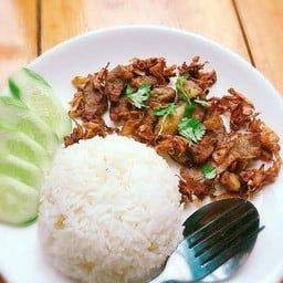 ข้าวกะเพราหมูสับ + หมูทอด ดูโอ้ว