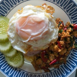 กระเพราหมูราดข้าว