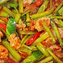 ข้าวราดหมูผัดพริกแกงผักบุ้ง