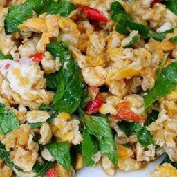 ข้าวหน้าไข่ผัดโหระพาพริกสด